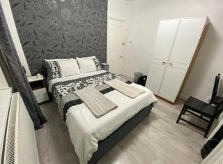 Modern bedroom with shared bathroom - 9