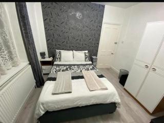 Modern bedroom with shared bathroom - - 0