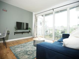 2 bedroom Apartment In Cardiff Bay with Private Parking By N And N Stays, perfect for corporate and leisure stays, long stays welcome, Scafollding currently on building, does not affect the apartment - 4