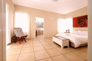 The Pelican - Stunning 3-Bedroom Holiday Home in Langebaan - Langebaan - 2