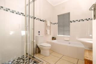 The Pelican - Stunning 3-Bedroom Holiday Home in Langebaan - 3