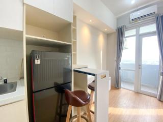 Homey and Elegant Studio Vasanta Innopark Apartment By Travelio - Bekasi - 9