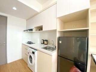 Homey and Elegant Studio Vasanta Innopark Apartment By Travelio - Bekasi - 8