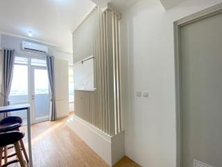 Homey and Elegant Studio Vasanta Innopark Apartment By Travelio - 5