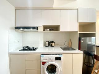Homey and Elegant Studio Vasanta Innopark Apartment By Travelio - Bekasi - 3
