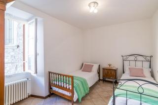 GuestHost - Roomy Period Apt near the Lake x6 - 7