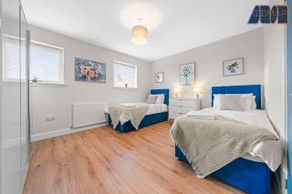 3Bed Home Sleeps 6 w Private Parking - 1