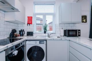 New Home in Greater Manchester by 53 Degrees Property, Ideal for Business, Dedicated Workspace! - Manchester - 2