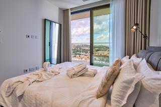 Sleek one-bedroom apartment with a panoramic view - 4