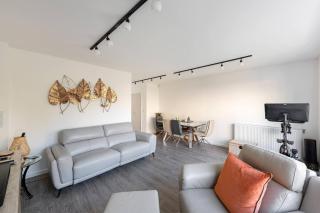 Stylish 3-Bed Townhouse with 3 Baths in Southgate - London - 9
