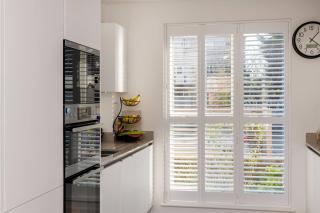 Stylish 3-Bed Townhouse with 3 Baths in Southgate - London - 3
