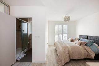 Stylish 3-Bed Townhouse with 3 Baths in Southgate - London - 1