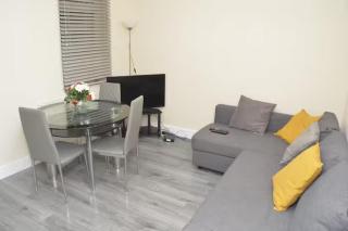 4 Bedroom House in Grays - Sleeps 6 & Parking - 8