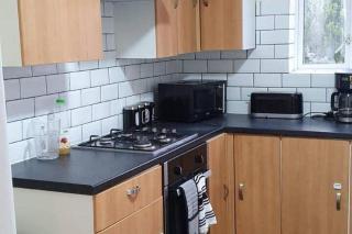 4 Bedroom House in Grays - Sleeps 6 & Parking - Grays Thurrock - 6