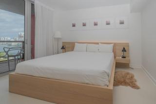 Miami Apt with Gym Beach Service Pool on the water 2607 - 2