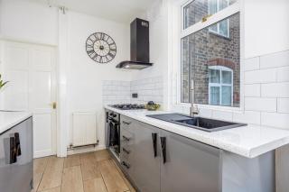 3 Bedrooms & 2 Showers - Home From Home - Newcastle under Lyme - 6