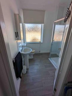 3 Bedrooms & 2 Showers - Home From Home - Newcastle under Lyme - 4