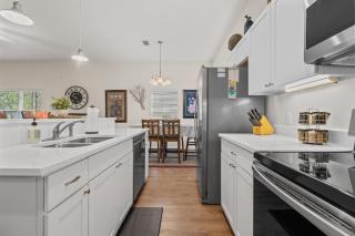 Peaceful Spacious 4BR Family Home Near Lakes Golf - 9