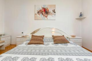 Bright & Spacious Apartment with terrace in Stinjan - Pula - 1
