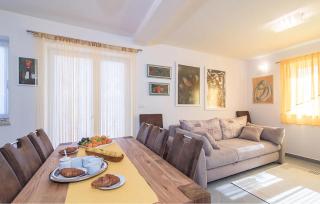 2 Bedroom Amazing Apartment In Liznjan - Ližnjan - 0