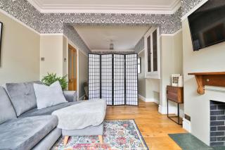 Elegantly Designed & Spacious 3 Bed House - 3