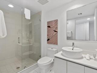 Near Aventura Mall 2B 2B with beach and pool 2403 - 9