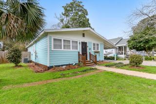 Sandy Feet Getaway Spacious Coastal Retreat 3 MIn Walk to Coast - Gulfport - 0