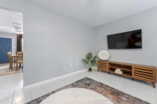 Sunset Getaway Spacious Retreat Near Beaches & Local Attractions - Gulfport - 4