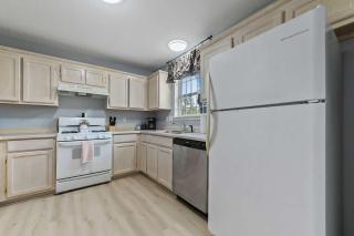 Sunset Getaway Spacious Retreat Near Beaches & Local Attractions - Gulfport - 6