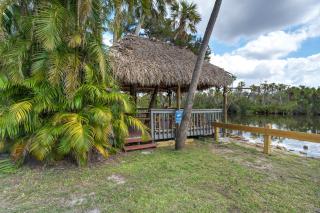 Riverside Oasis Home w Tiki Hut & Firepit - Bradenton - 9