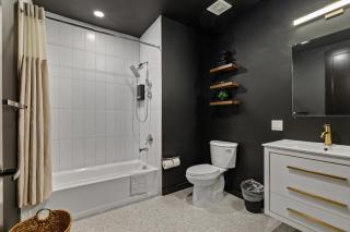 Cozy 1 King BR, Gym, Free Parking, 8mins Train - 3