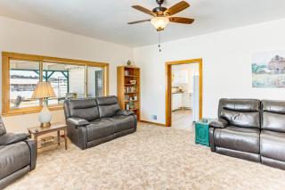 Patio and Mountain Views Farmhouse in Mancos! - Mancos - 2