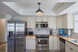 Gorgeous Villa on Preserve with Pool Sleeps 20 - Fort Myers Beach - 7