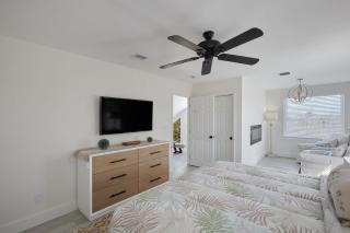 Gorgeous Villa on Preserve with Pool Sleeps 20 - Fort Myers Beach - 1