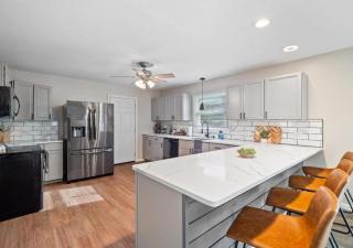 Vermilion Retreat with Game Room, Hot Tub and Across from Community Pool - Vermilion - 1