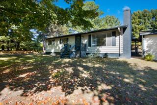 Peaceful 4-bed getaway across from Clam Lake - 9