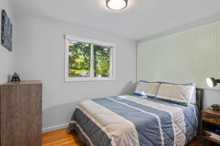 Peaceful 4-bed getaway across from Clam Lake - 2