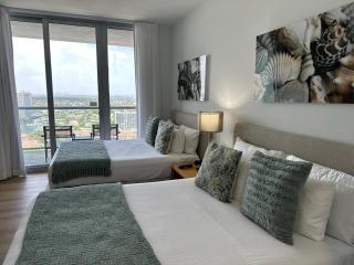 Studio Miami with Beach and Lounge Chairs 2 Full beds 2403 - 4