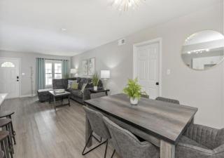 Modern Ranch 15 min to Downtown and Hospitals - Euclid - 1