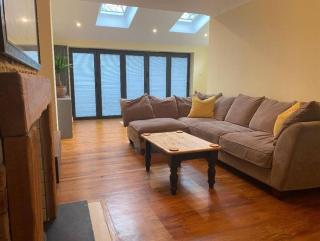 Two Bedroom House by Brookland Stays Serviced Accommodation Short Lets Brighton & Hove with Free WiFi - Brighton & Hove - 2