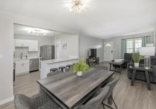 Modern Ranch 15 min to Downtown and Hospitals - Euclid - 0