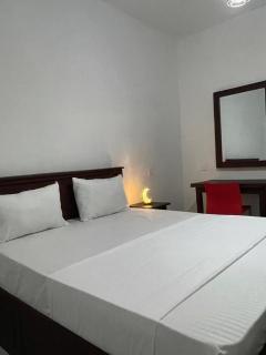 Golden Paradise Transit Hotel - Katunayake - 1