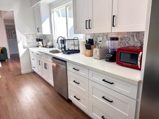 4 Bed Modern Pool House with Spa & Game Room - - 8