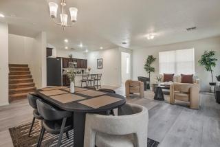 Modern Home 3BR Next to Airport & Netflix - 8