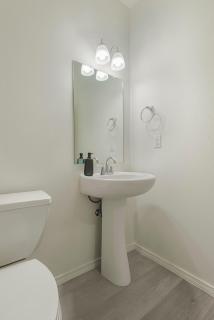 Modern Home 3BR Next to Airport & Netflix - 2