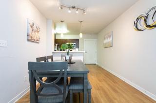Stylish 2 Bedroom Oasis with Pool and Hot Tub in Prime DTLA Location - Los Angeles - 7