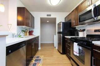 Stylish 2 Bedroom Oasis with Pool and Hot Tub in Prime DTLA Location - Los Angeles - 2