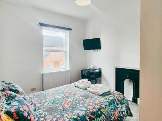 Cozy Room at The Burford Hideaway - 5