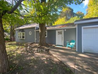 Downtown Bellaire, Close to Hiking, Biking, Golf, Lakes,Pets friendly - Bellaire - 3