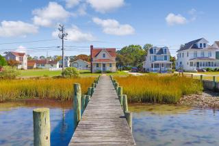 Almost Heaven - Pet friendly; Waterfront home! - - 9